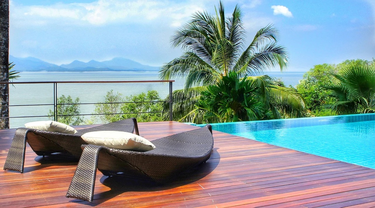Les atouts d'une piscine coque polyester pour son jardin